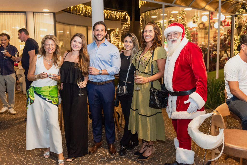 Natal na Utilitá: Ana Claudia Scardoeli, Giovana Balan, Dr. Raphael Henrique, Mariana Ferreira e Marina Kocourek | Crédito: Fabio Di Felippo
