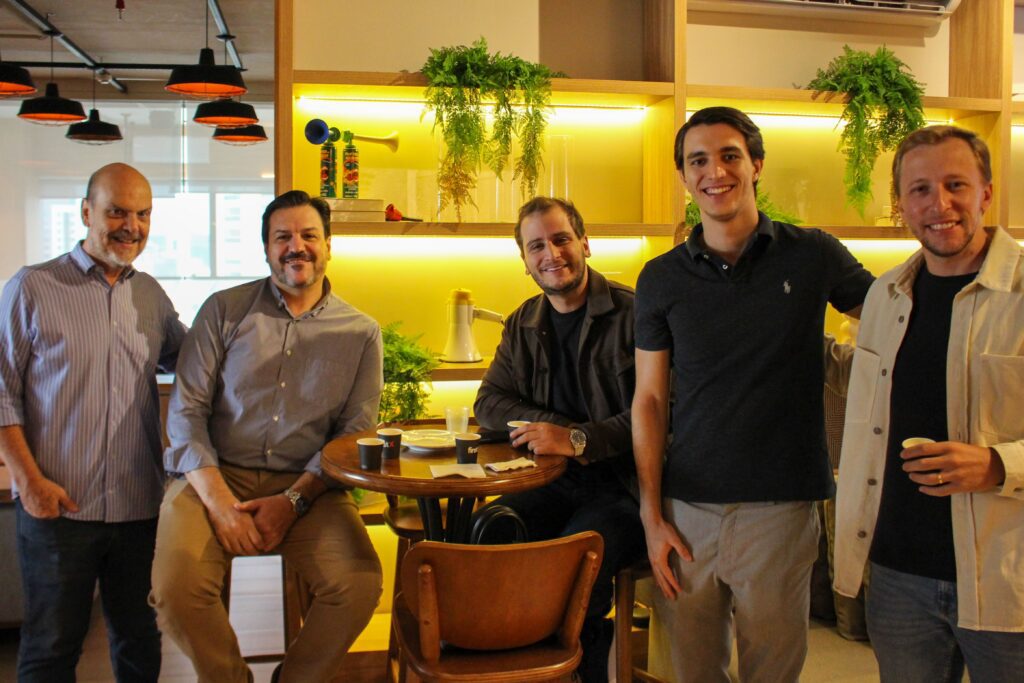 Alexandre Sabioni, Pedro Comin, Neto Costa, Gustavo Domeneghetti e Fernando Peracini no First Coffee | Crédito: Divulgação