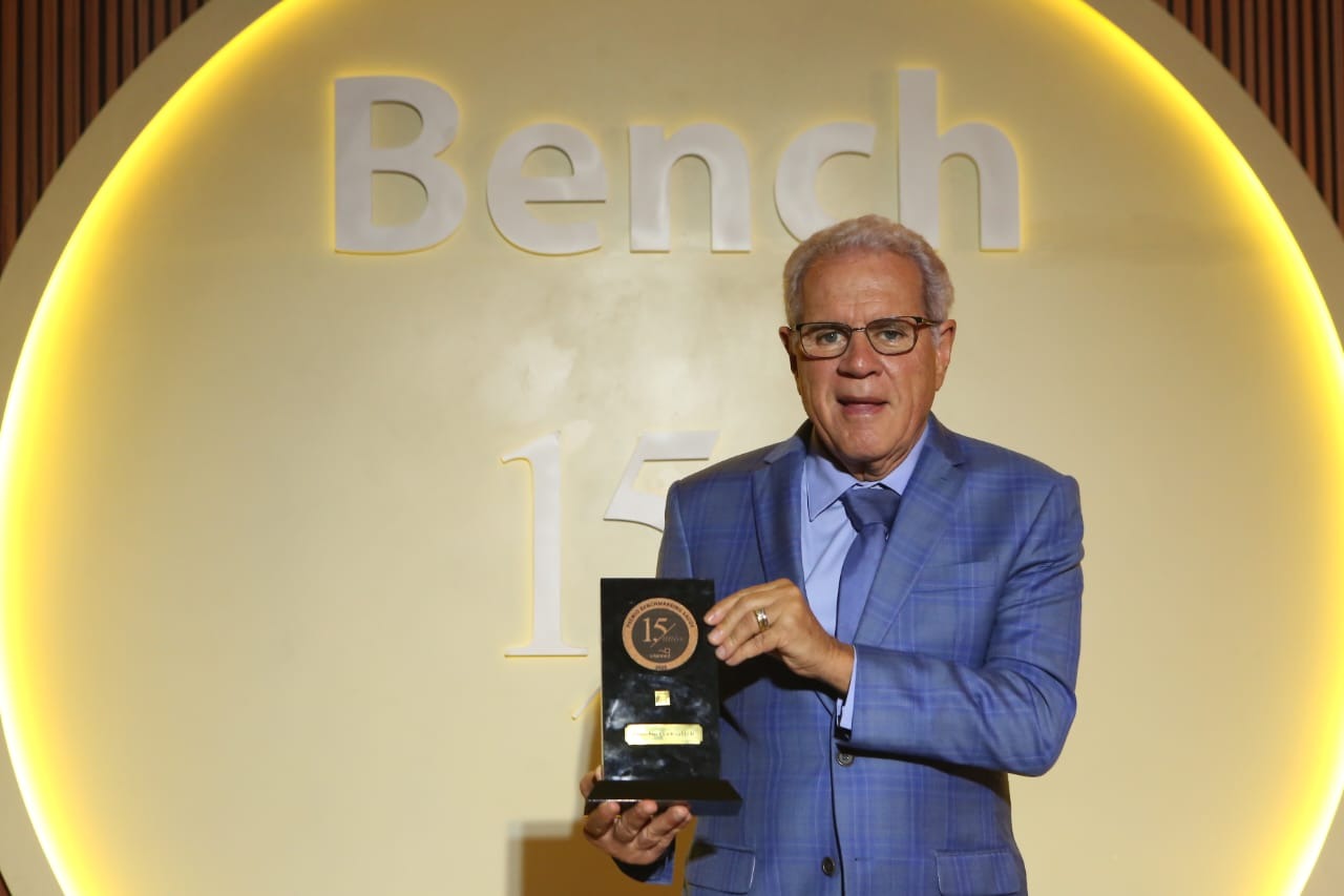 Altair Vilar ganha prêmio | Crédito: Divulgação