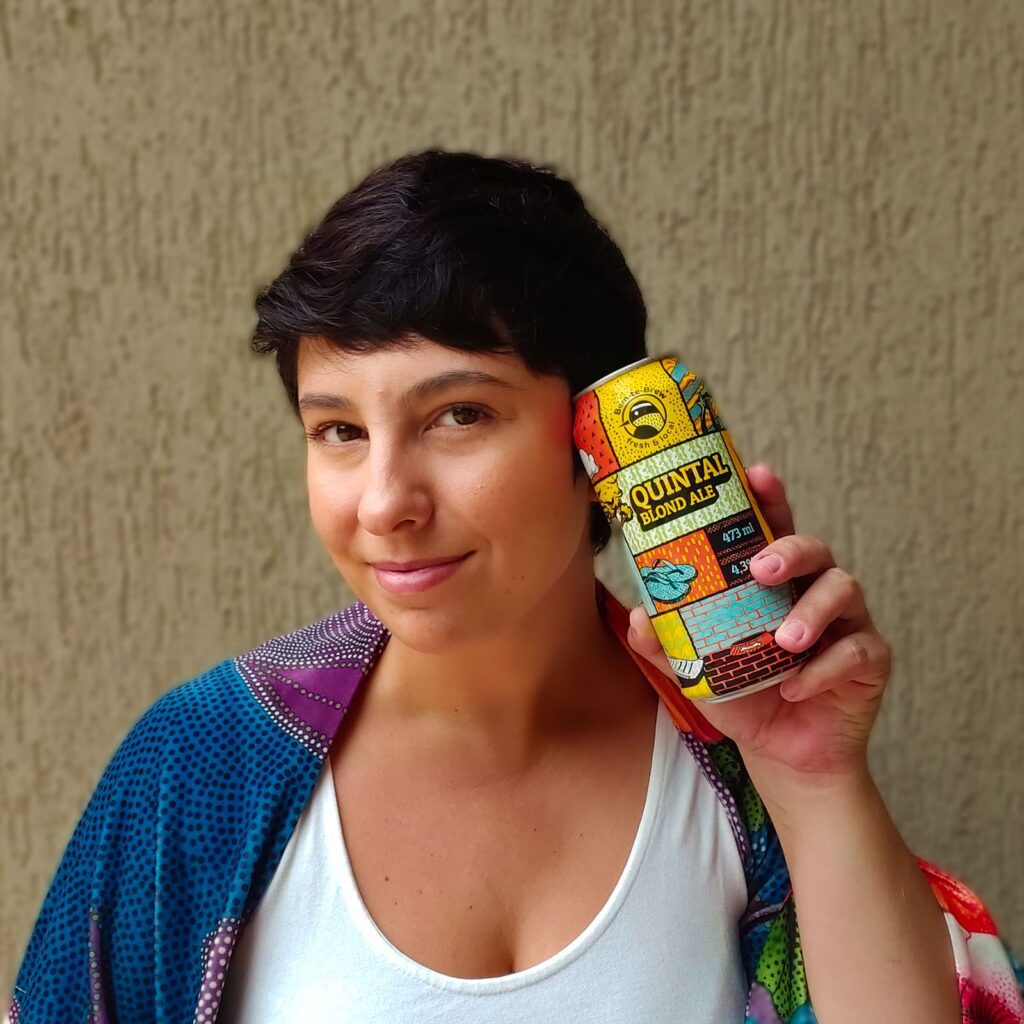 Vanessa Loria com design criado por ela | Crédito: Arquivo pessoal