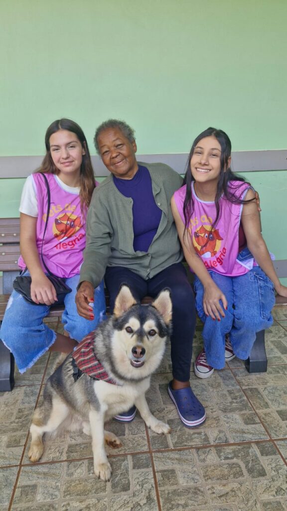 Voluntarias do CVRP com o cão Loki durante visita ao Lar do Vovô Albano | Crédito: Divulgação