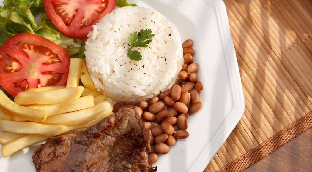 Arroz com feijão no prato feito brasileiro | Crédito: Divulgação