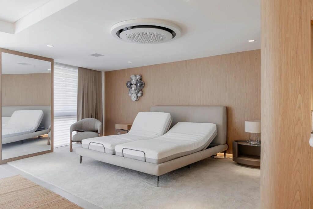 O destaque da Bell’Arte é a base articulada, que combina movimentos suaves e ajustes personalizados para promover ergonomia e bem-estar ao ambiente | Crédito: Divulgação