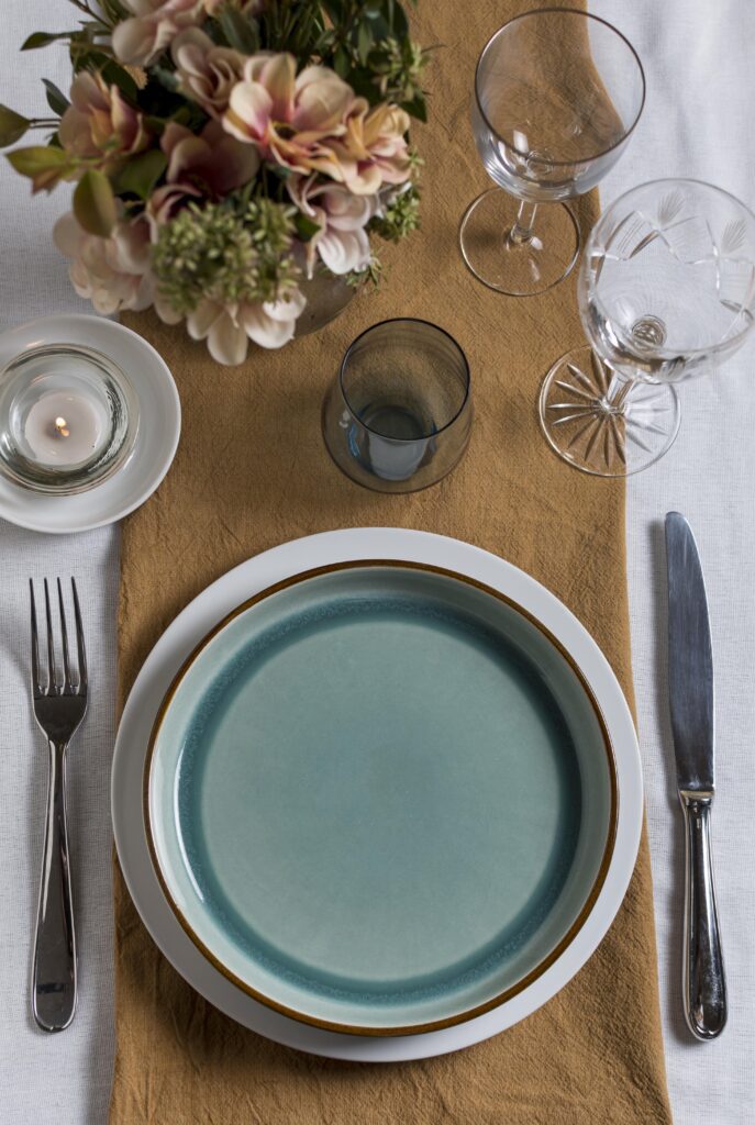 A harmonia entre as louças e o centro de mesa é essencial para uma boa mesa posta | Créditos: divulgação