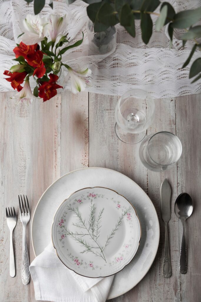 A harmonia entre as louças e o centro de mesa é essencial para uma boa mesa posta | Créditos: divulgação