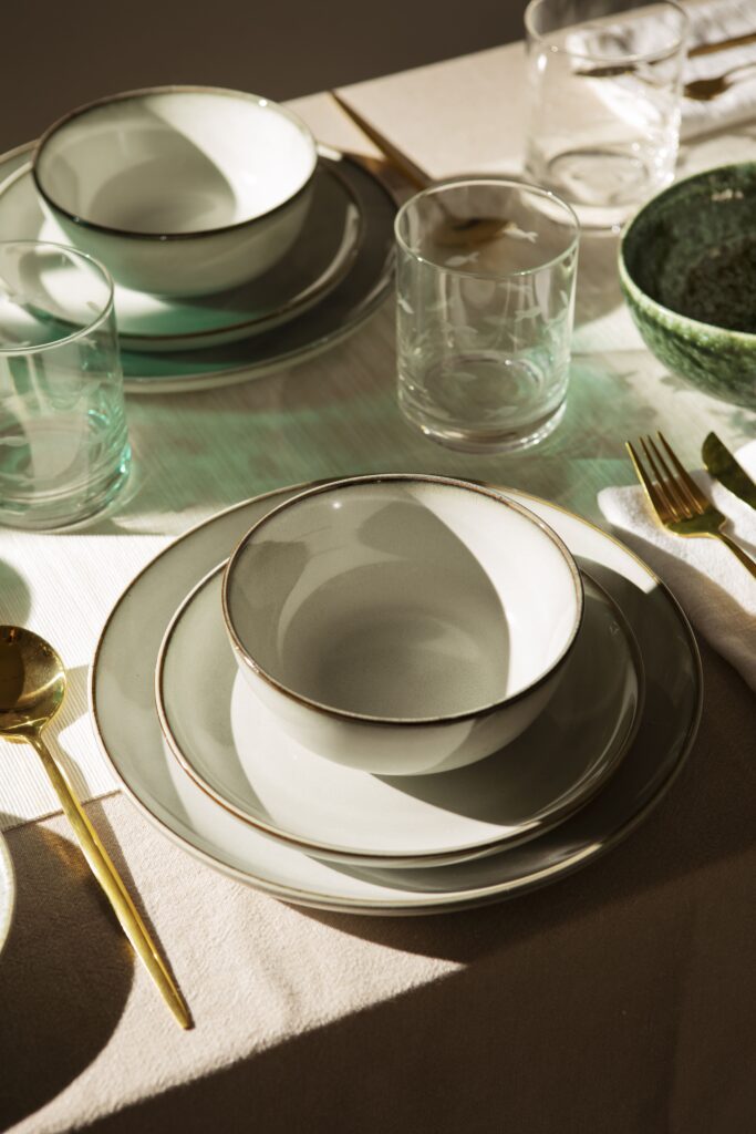 A harmonia entre as louças e o centro de mesa é essencial para uma boa mesa posta | Créditos: divulgação