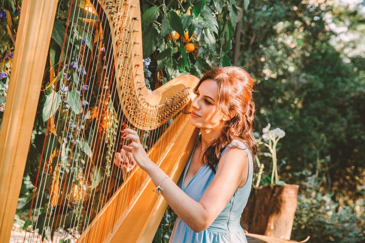 harpista Suelem Sampaio | Crédito: Divulgação Santa Maria Outlet
