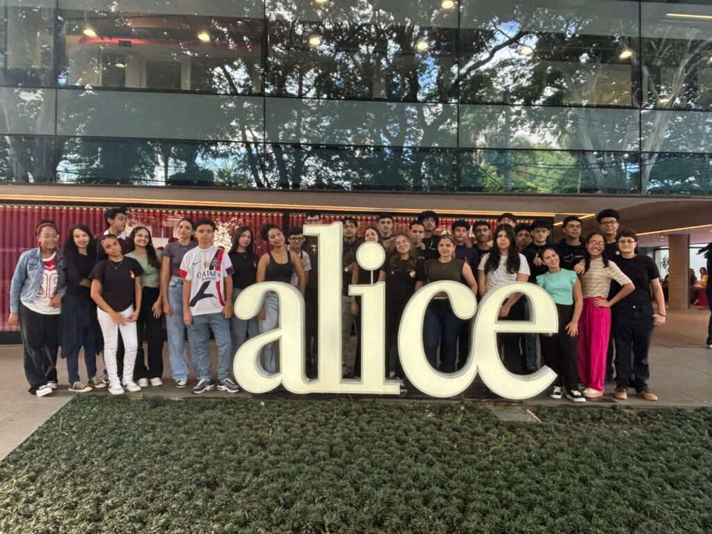 Alunos do programa de mentoria da Fundação Educandário durante uma visita em São Paulo | Crédito: Divulgação