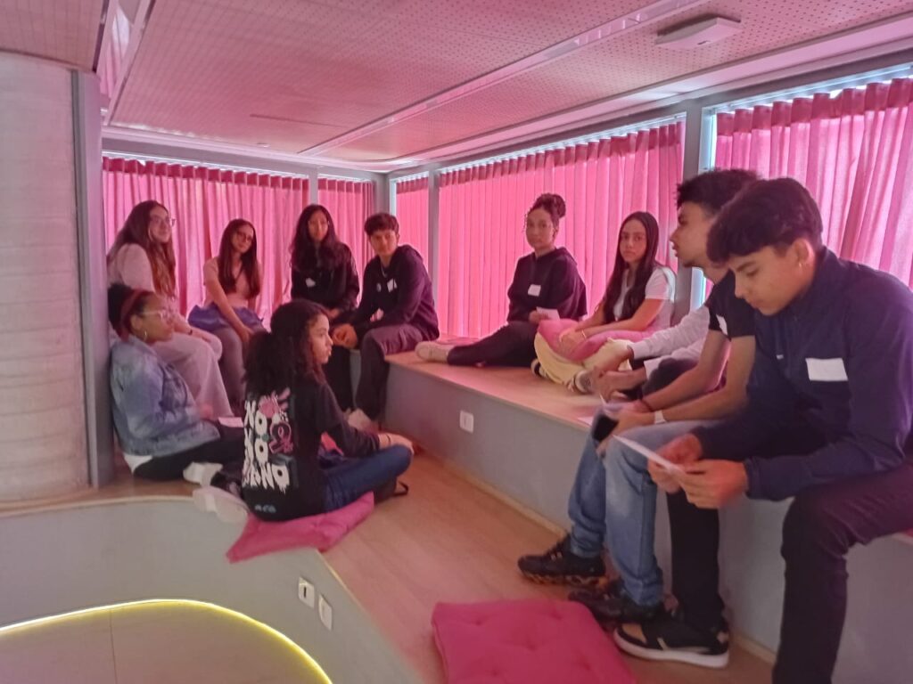 Alunos do programa de mentoria da Fundação Educandário durante uma visita em São Paulo | Crédito: Divulgação