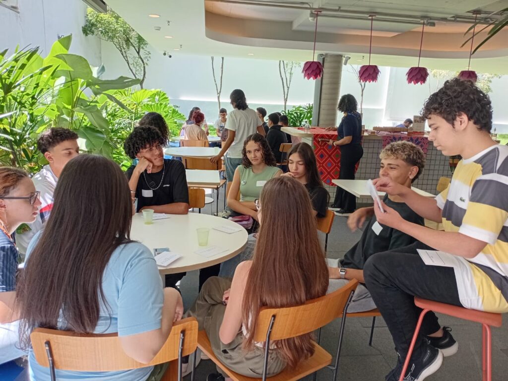 Alunos do programa de mentoria da Fundação Educandário durante uma visita em São Paulo | Crédito: Divulgação