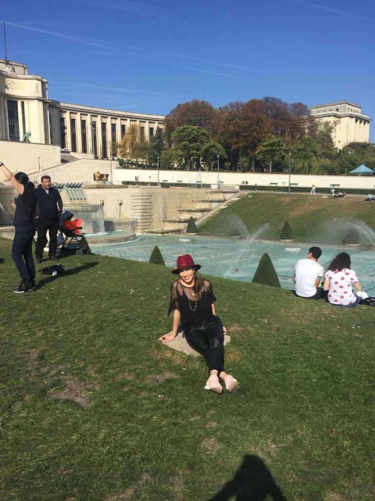 Carol Thomaz em Paris - Zumm Review | Crédito: Divulgação