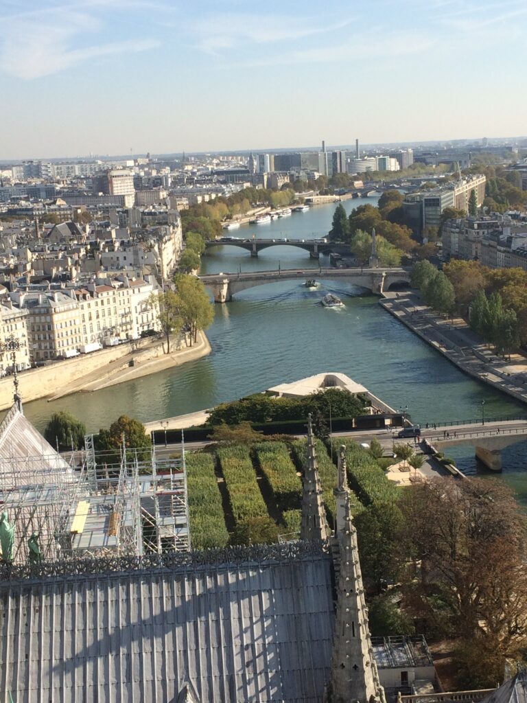 Carol Thomaz em Paris - Zumm Review | Crédito: Divulgação