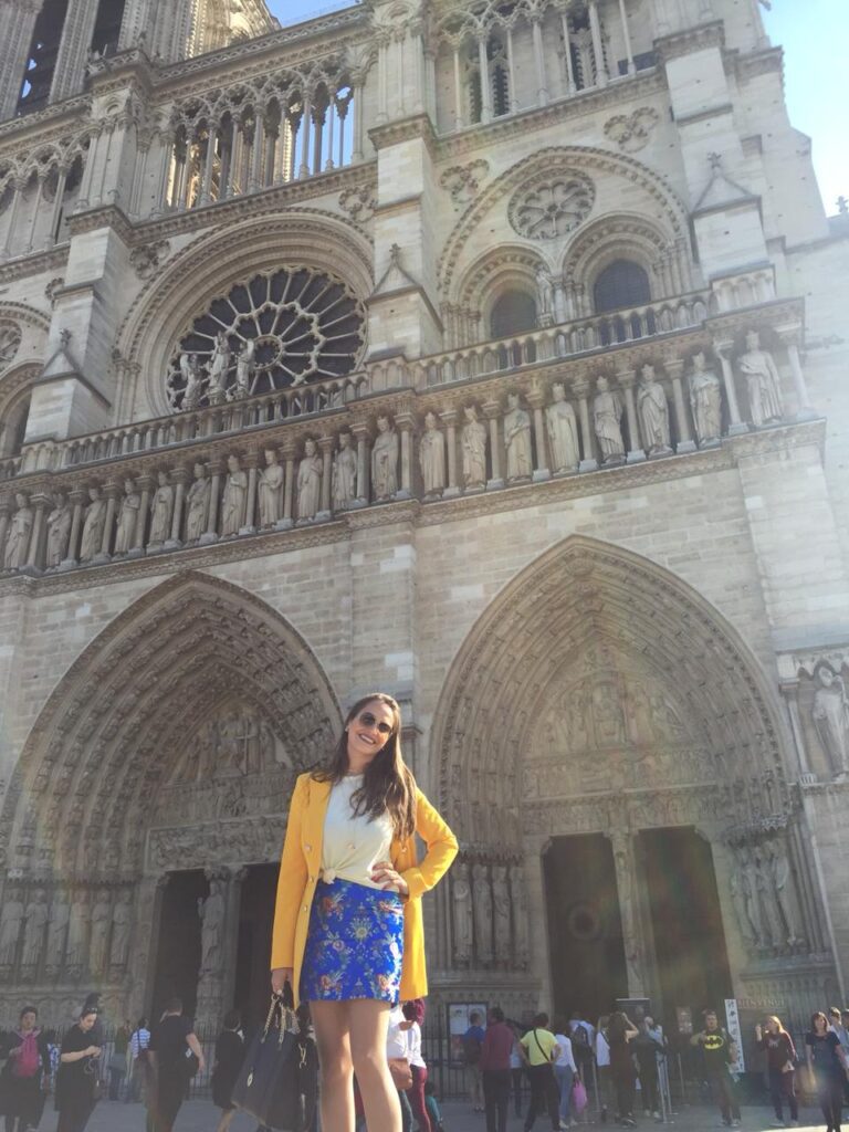 Carol Thomaz em Paris - Zumm Review | Crédito: Divulgação