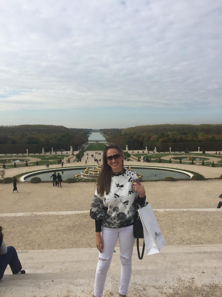 Carol Thomaz em Paris - Zumm Review | Crédito: Divulgação