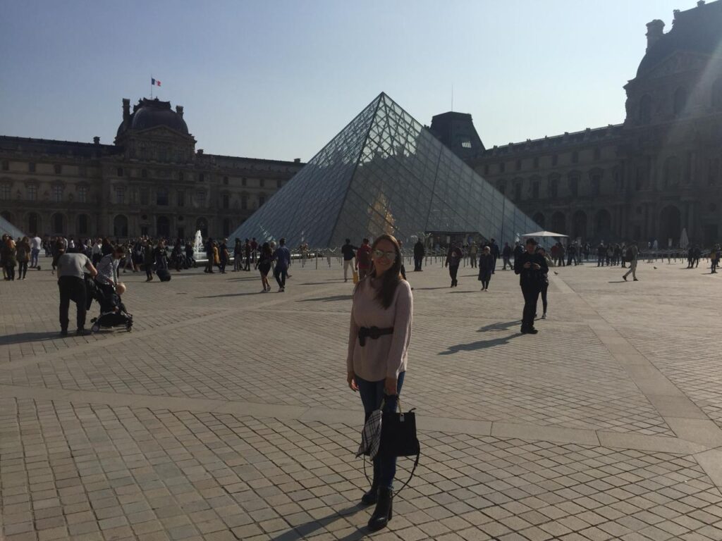 Carol Thomaz em Paris - Zumm Review | Crédito: Divulgação