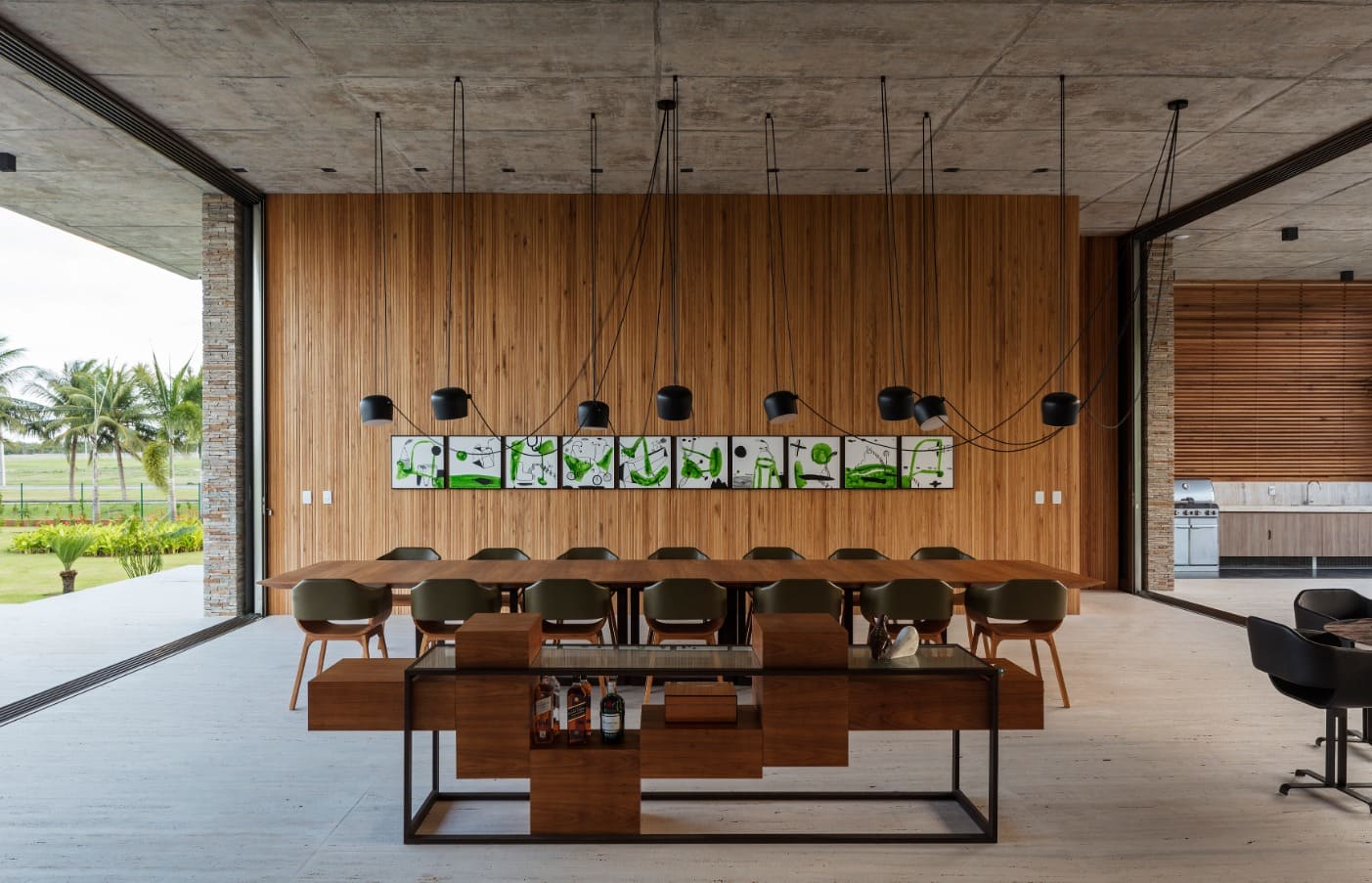 Com forte presença estética, o Estúdio Mula Preta apresenta criações originais, como o aparador Tetris | Crédito: Divulgação