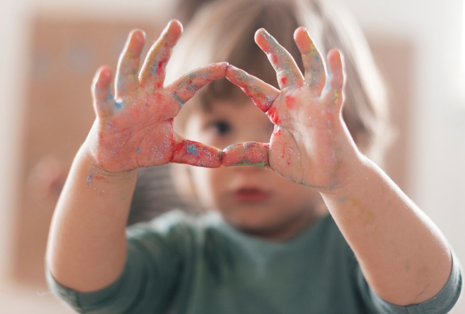 Daltonismo em crianças pode causar problemas para a aprendizagem | Crédito: Freepik