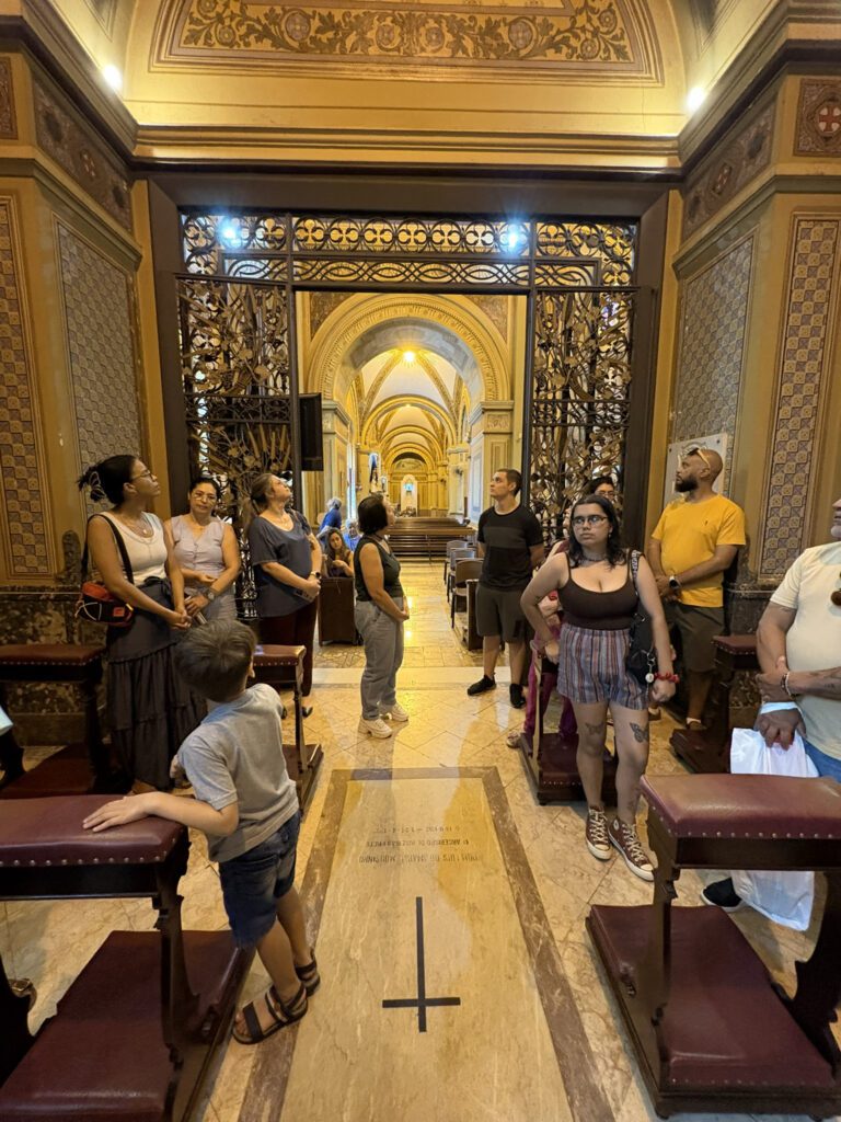 Grupo em uma das visitas guiadas | Crédito: Acervo Catedral Metropolitana de Ribeirão Preto