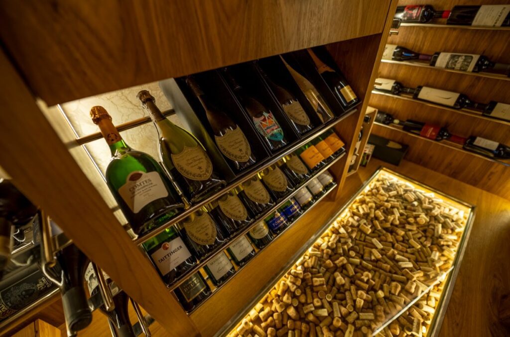 Adega residencial desenvolvida pela Gibeli | Crédito: Zumm Films