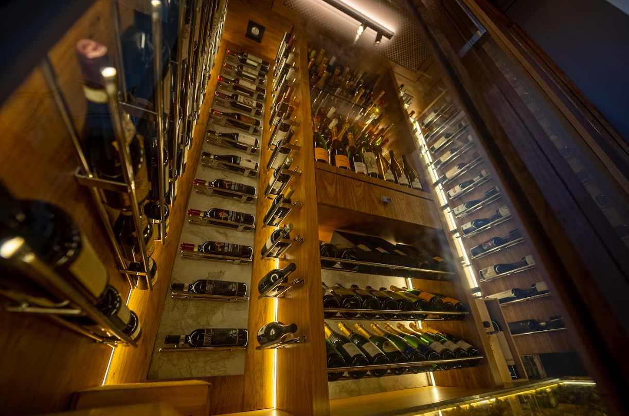 Adega residencial desenvolvida pela Gibeli | Crédito: Zumm Films