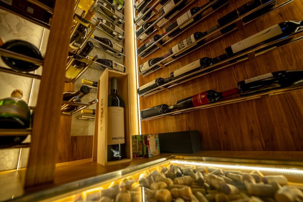 Adega residencial desenvolvida pela Gibeli | Crédito: Zumm Films