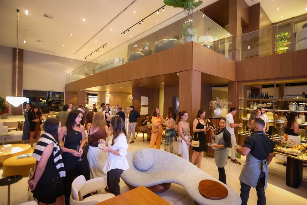 Breton recebe Larissa Perna | Crédito: Rafael Cautella