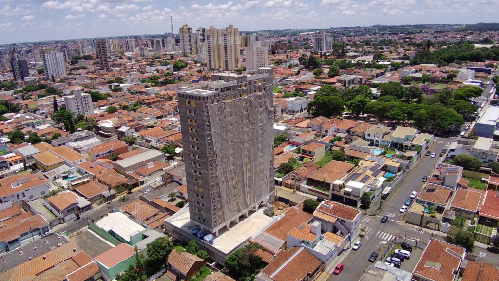 Pedreiro em obra do Grupo Plano | Crédito: Divulgação