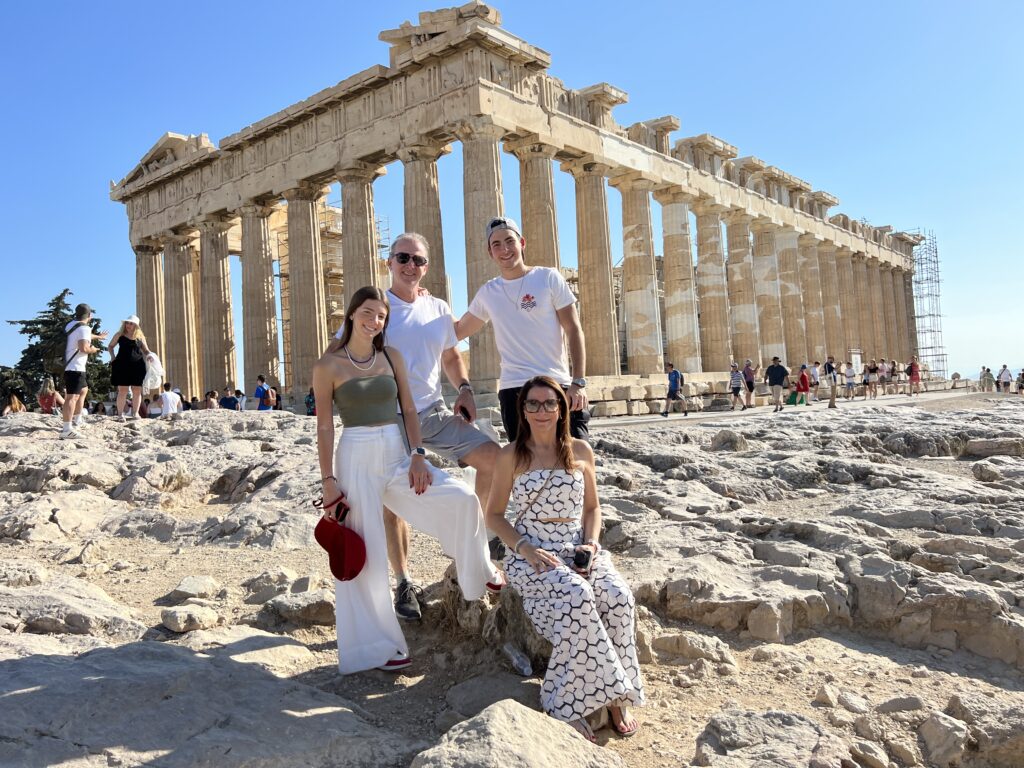Maura Robusti com a família na Grécia | Crédito: Arquivo pessoal