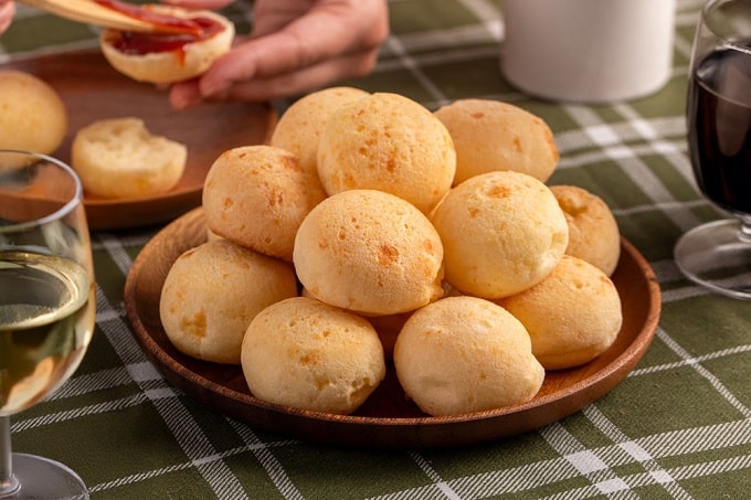 Sommelier ensina as melhores combinações de vinho com pão de queijo | Crédito: divulgação