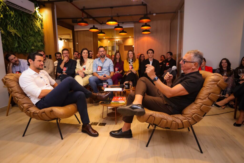 Gravação de podcast do Grupo First com Adilson Haddad | Crédito: Rafael Cautella