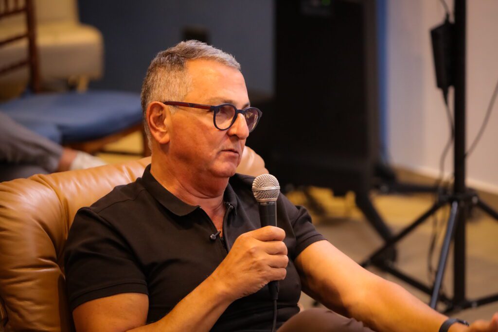 Gravação de podcast do Grupo First com Adilson Haddad | Crédito: Rafael Cautella