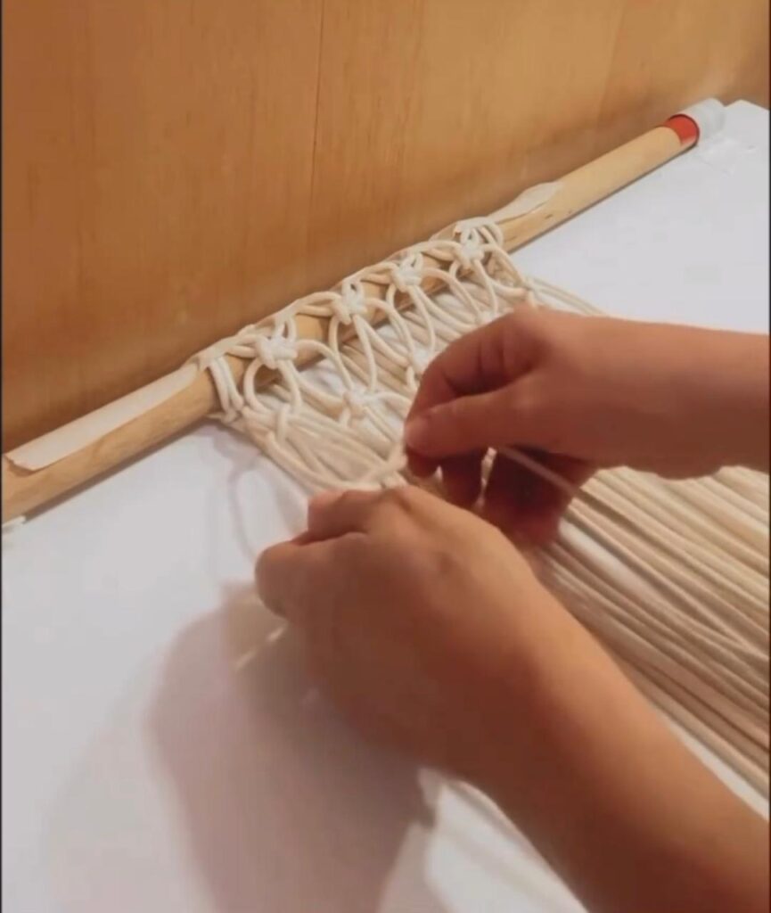 Carla Petenusci na produção de suas bolsas | Crédito: Reprodução do Instagram