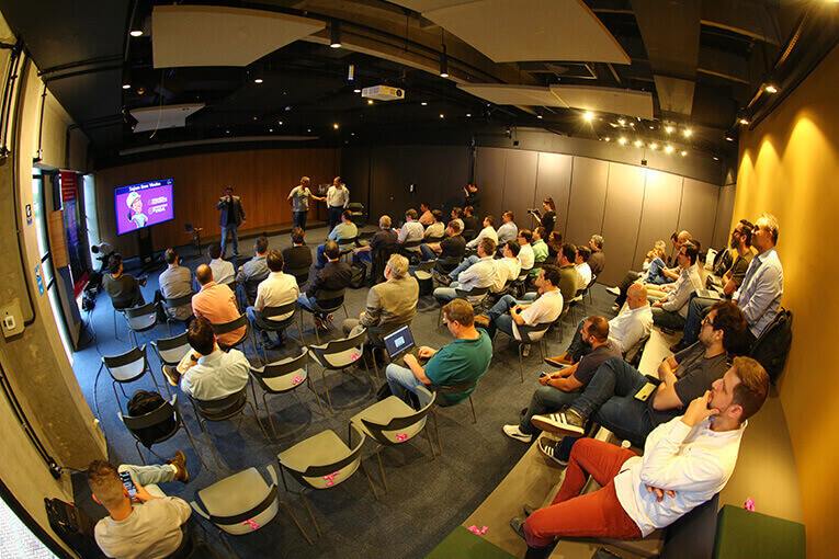 Debate no Dabi Business Park | Crédito: Reprodução do site oficial