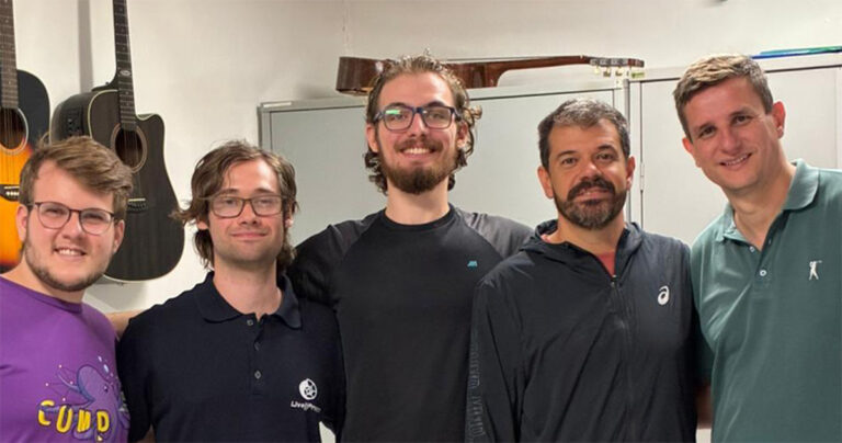 Equipe do projeto Enigma, os três à esquerda e professores da Escola Estadual Miguel Jorge onde o jogo foi testado  – Foto: Arquivo pessoal do professor Cléver Ricardo Guareis de Farias