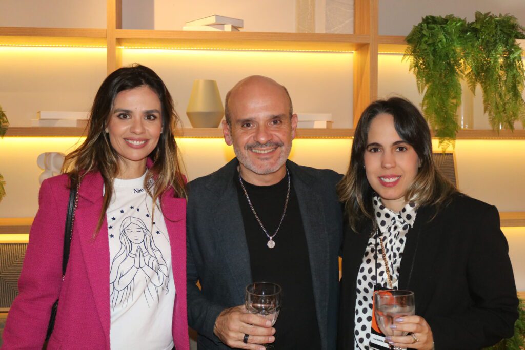 Gabriela Aguiar Veronezi, Junior Borba e Gabriela Nishimura, no First Night | Crédito: Divulgação