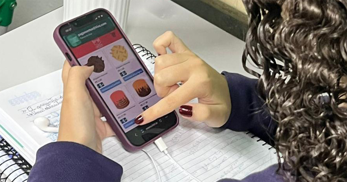 Estudante de escola pública de Ribeirão Preto testando o jogo Enigma – Foto: Arquivo pessoal / Cléver de Farias