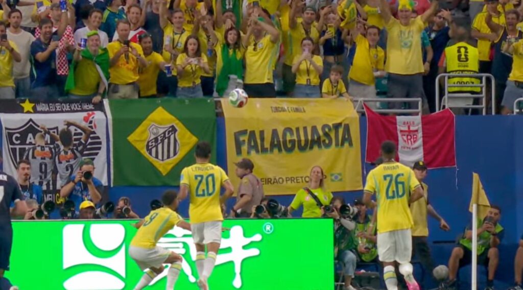 Bandeira da rede Falaguasta apareceu durante comemoração do gol do Brasil no jogo contra a Escócia | Crédito: Reprodução