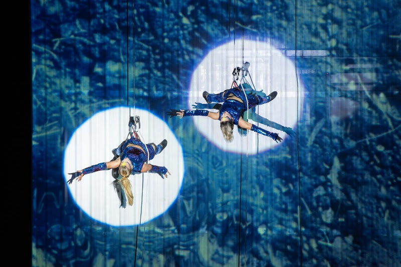 A técnica de dança vertical une coreografia, técnica de rapel e videomapping | Crédito: Priscila Prade