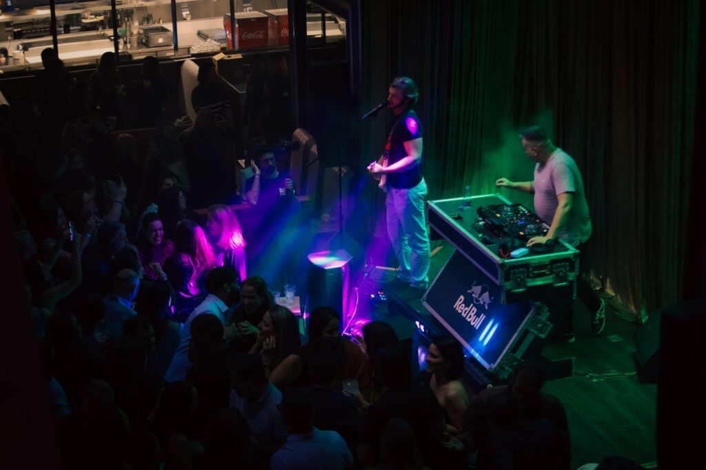 Polaroid lota a casa com artista ao vivo e vários DJs convidados | Crédito: Rafael Cautella