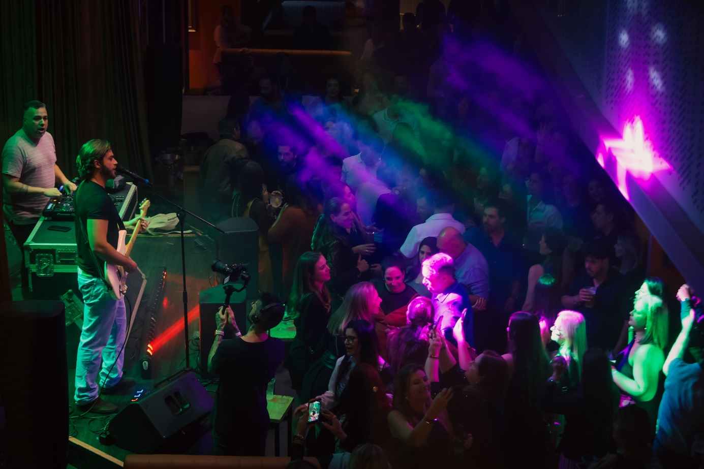 Polaroid lota a casa com artista ao vivo e vários DJs convidados | Crédito: Rafael Cautella