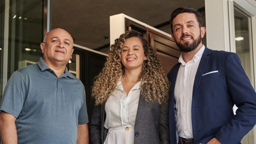 Focada em qualidade e inovação, a Kaza Primory é referência em esquadrias de PVC e alumínio para projetos personalizados e duradouros