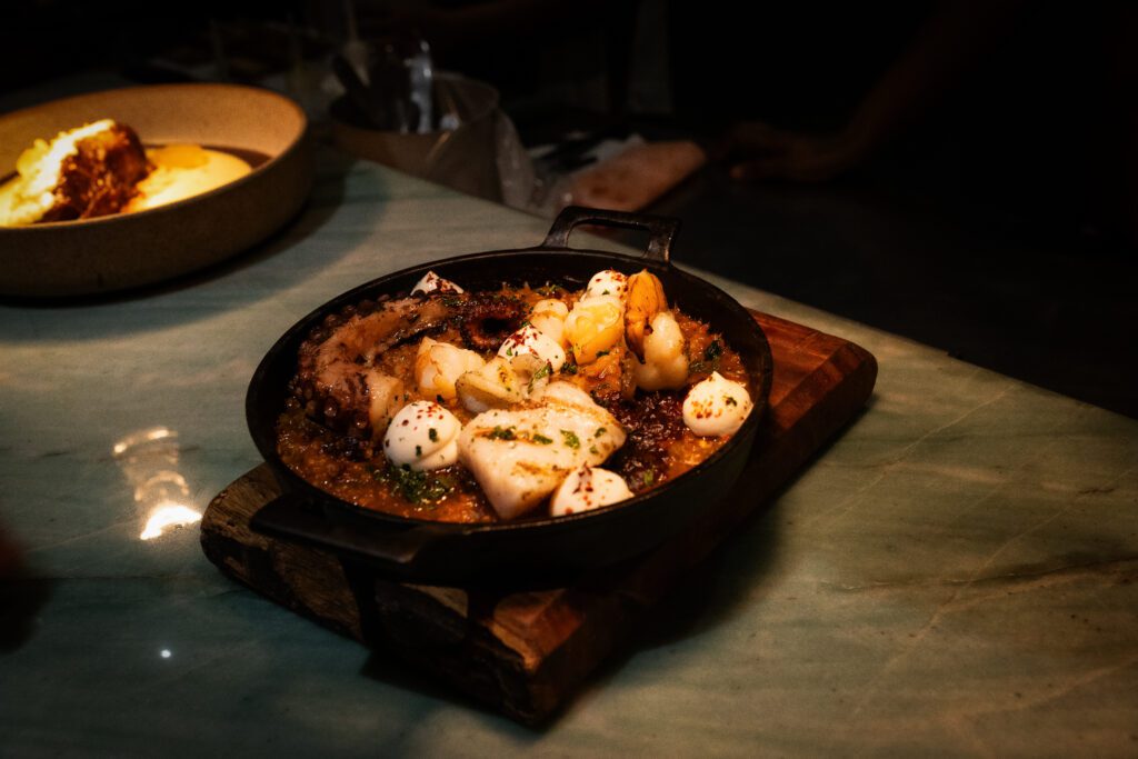 Cadu Evangelisti completa ‘trilogia’ na cozinha do Tui Restaurante | Crédito: Larissa Perna