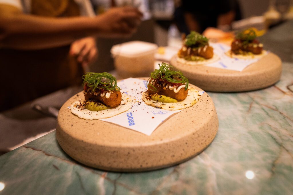 Cadu Evangelisti completa ‘trilogia’ na cozinha do Tui Restaurante | Crédito: Larissa Perna