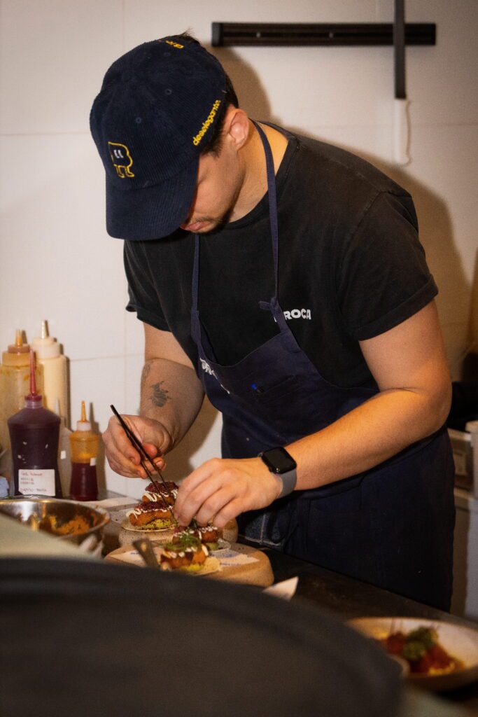 Cadu Evangelisti completa ‘trilogia’ na cozinha do Tui Restaurante | Crédito: Larissa Perna