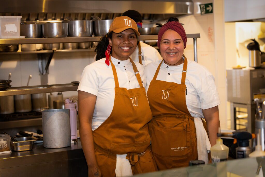 Cadu Evangelisti completa ‘trilogia’ na cozinha do Tui Restaurante | Crédito: Larissa Perna