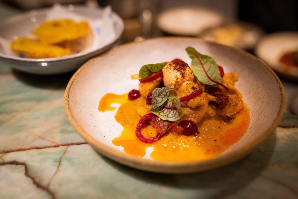 Cadu Evangelisti completa ‘trilogia’ na cozinha do Tui Restaurante | Crédito: Larissa Perna