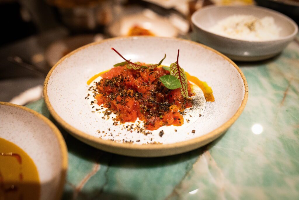 Cadu Evangelisti completa ‘trilogia’ na cozinha do Tui Restaurante | Crédito: Larissa Perna