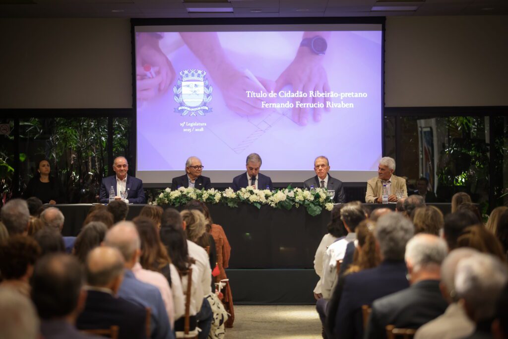 O arquiteto Fernando Rivaben recebe título de cidadão ribeirão-pretano | Crédito: Rafael Cautella