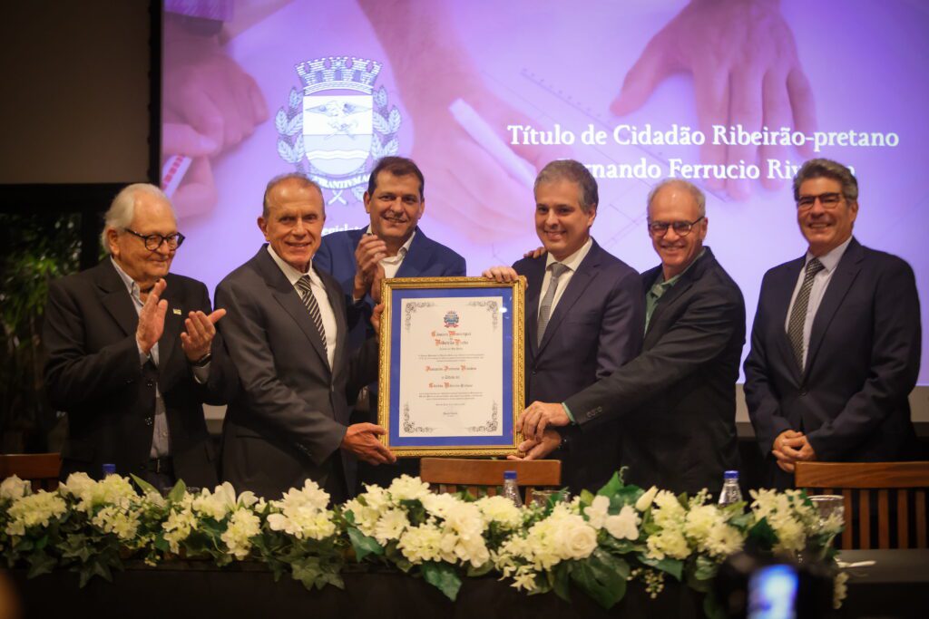 O arquiteto Fernando Rivaben recebe título de cidadão ribeirão-pretano | Crédito: Rafael Cautella