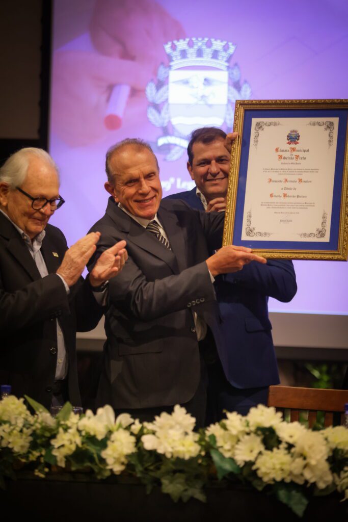 O arquiteto Fernando Rivaben recebe título de cidadão ribeirão-pretano | Crédito: Rafael Cautella